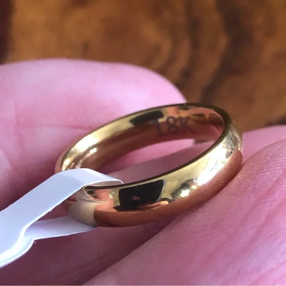 Ladies 18kt solid yellow gold 4mm classic dome wedding band NWT 5